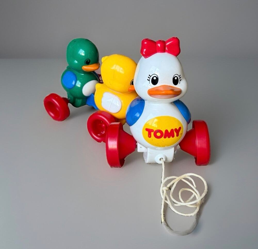Vintage TOMY Pull Along Duck Family Toy Mother & 2 Ducklings Rolling Toddler Toy